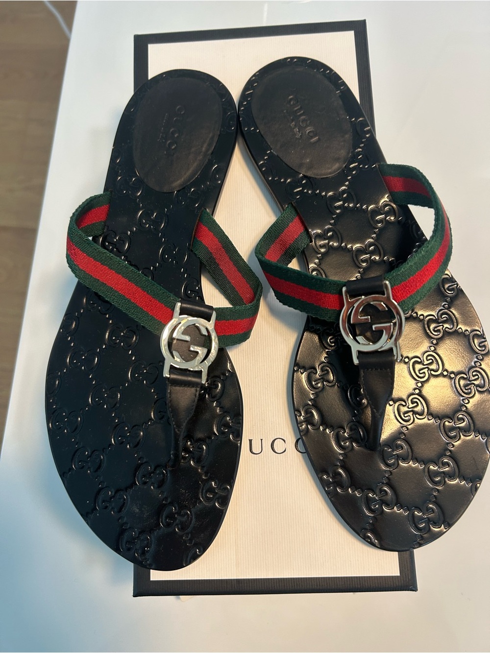 Gucci Black Leather Thong Sandals with Green and Red Webbing